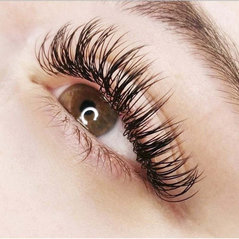 Eyelash Extensions vs Mascara: Weighing the Pros and Cons